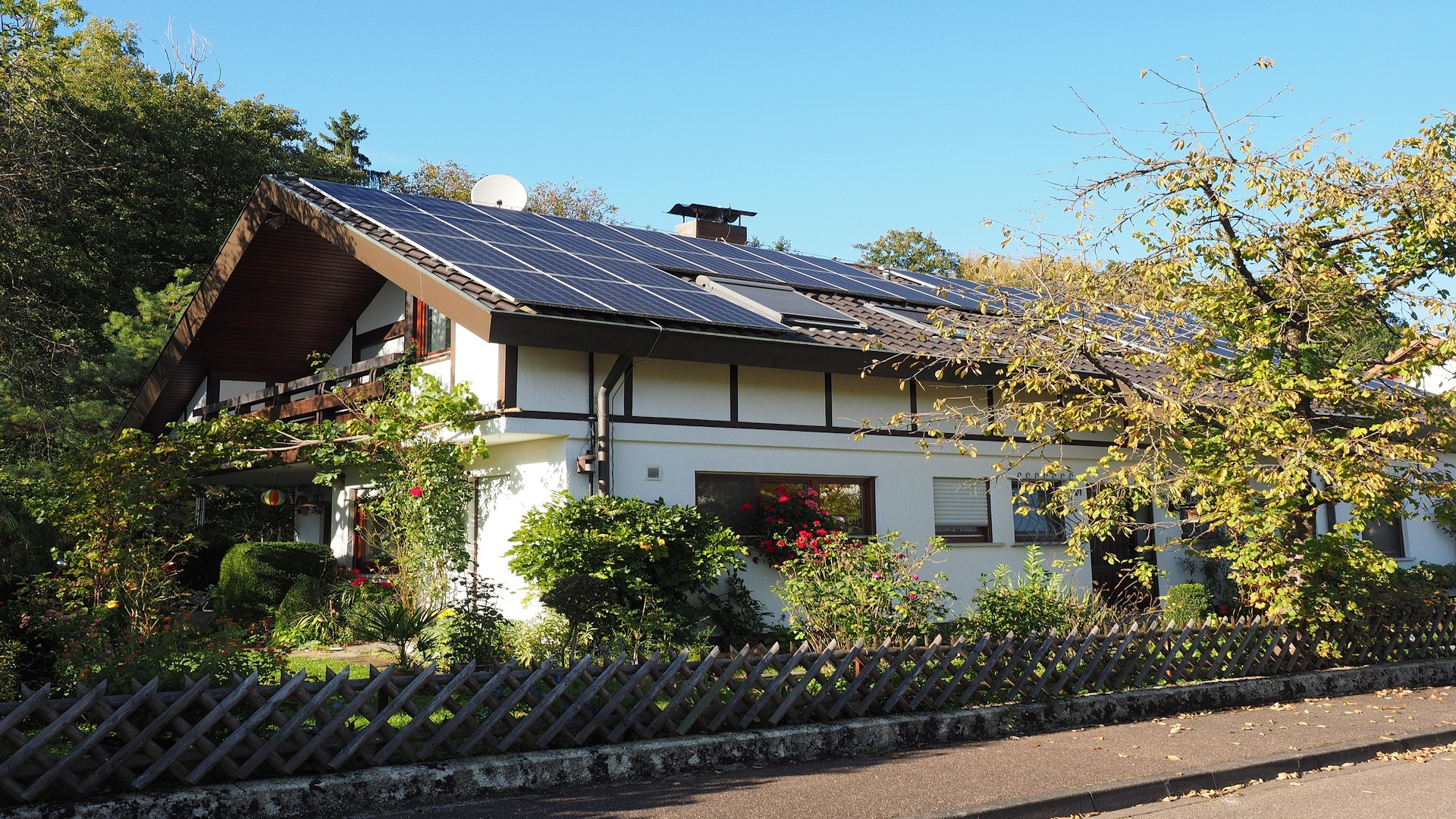 Partner im Energiemarkt - Dachsolar-Bild von Hans auf Pixabay