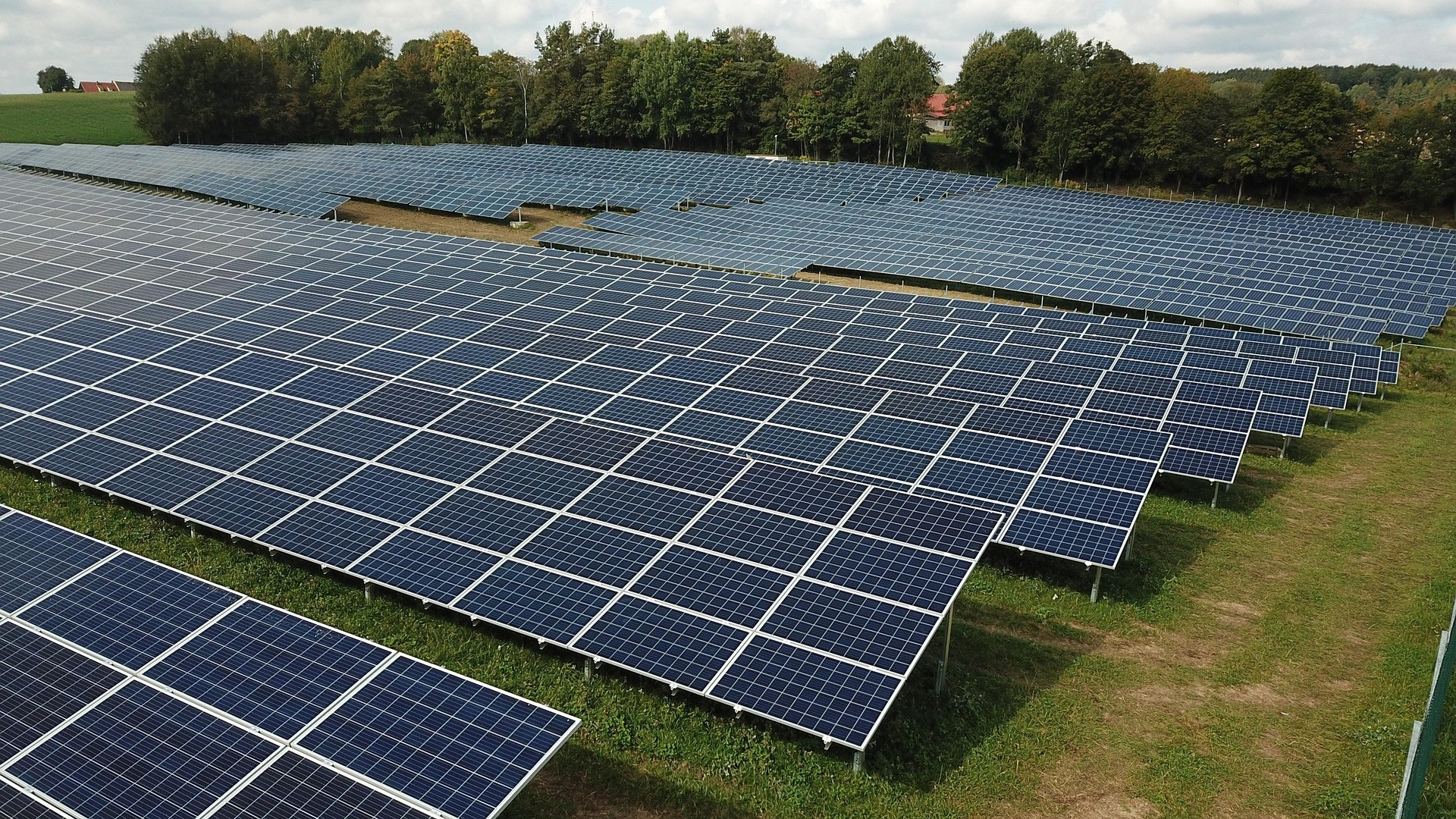 Partner im Energiemarkt - Solar Wiese-Bild von Samuel Faber auf Pixabay