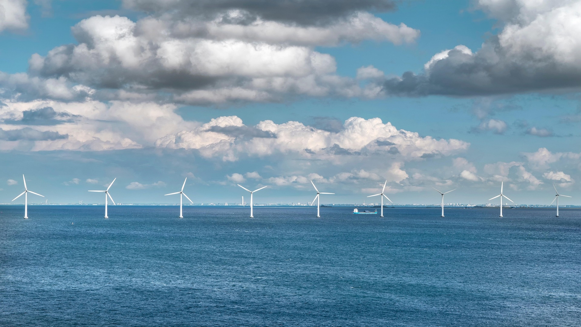 Partner im Energiemarkt - Windräder im Meer-Bild von Enrique auf Pixabay